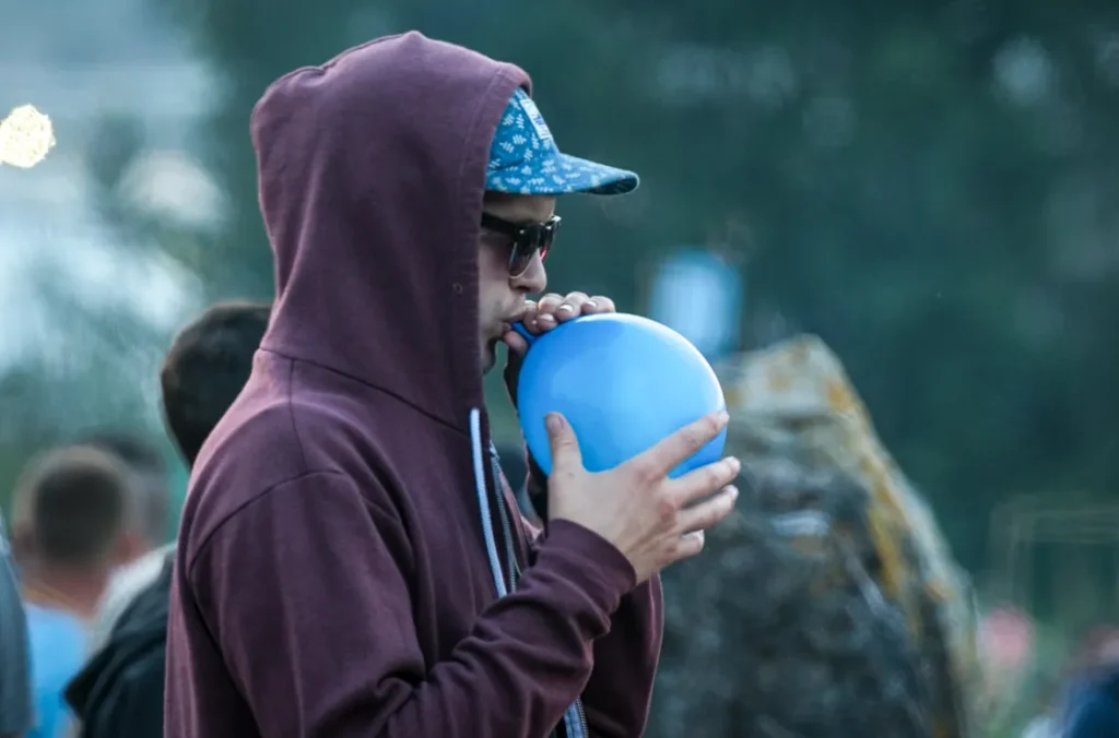 Review Suggests Laughing Gas May Offer Fast Relief for Severe Depression