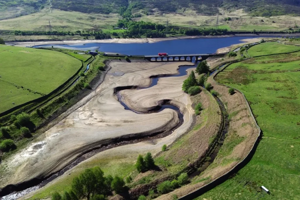 Data Centre Boom Could Challenge UK Climate Targets, Experts Warn